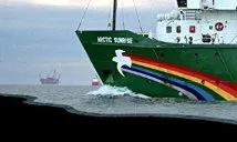 Els fets de l'Arctic Sunrise de Greenpeace, al film Black Ice (imatge: blackicemovie.net)