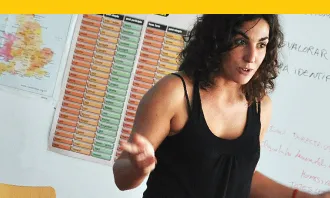 La cooperativa fa tallers de formació a infants, joves i adults (Fil a l'agulla).