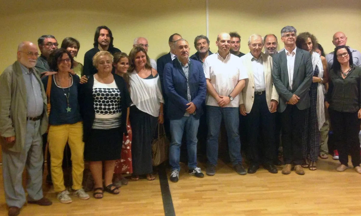 Foto de grup de la presentació del manifest