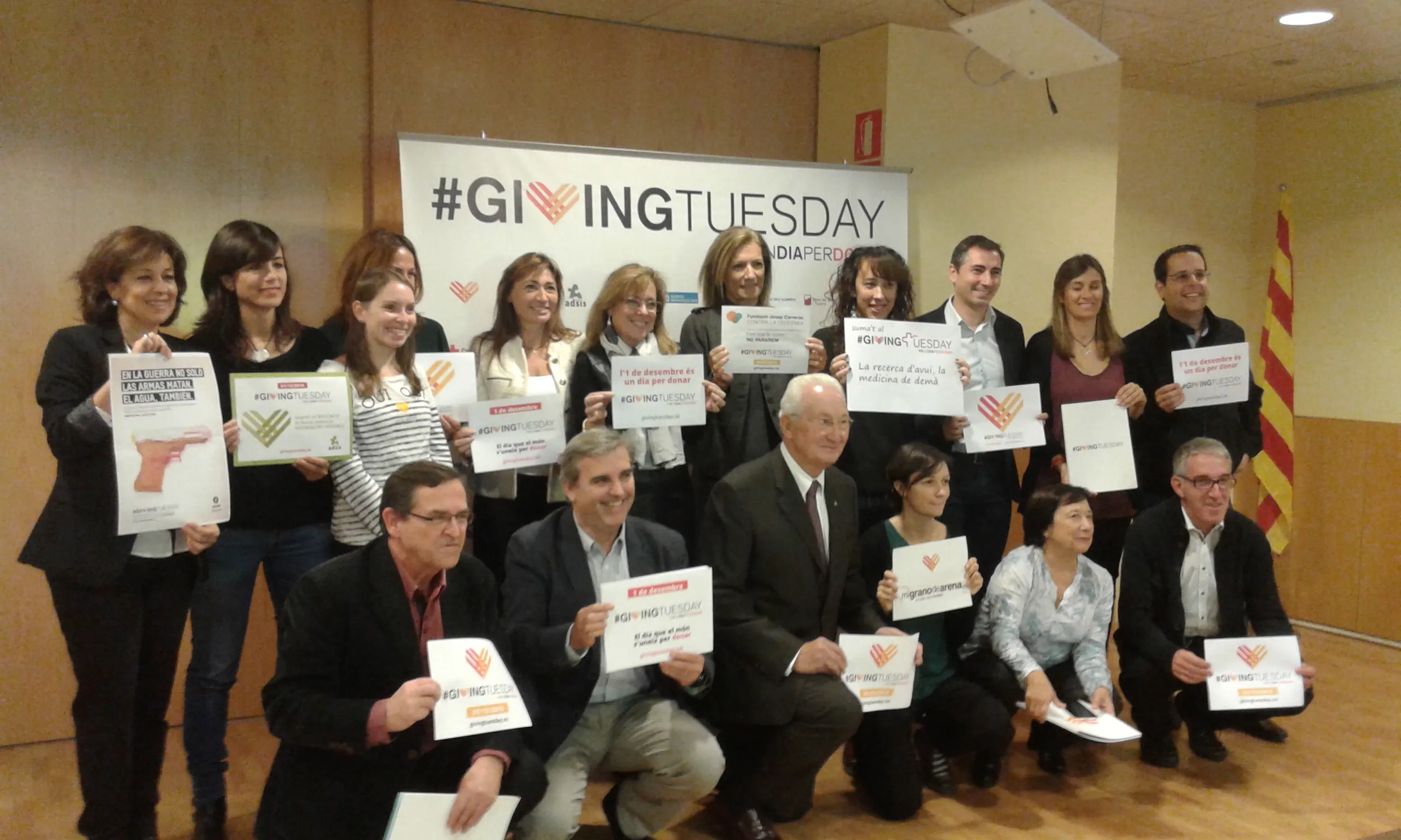 Grup de representants d'entitats col·laboradores amb el #GT, el divendres 30 d'octubre a la roda de premsa de presentació  (Font: Giving Tuesday)