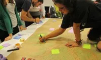 Grup de voluntariat fent un cartell a l'espai de la Fundació (Font: FAS)