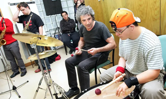 Jove amb síndrome de Down en el seu aprenentatge musical. Font: Maneras de vivir