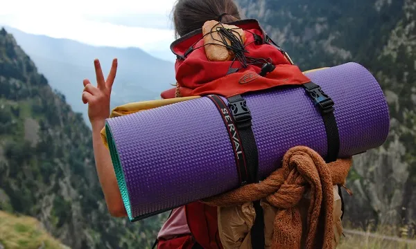 Membre d'un agrupament escolta durant una excursió. Foto: Martí Colomer / MEG