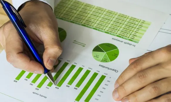 Els voluntaris del Fuel Poverty Group aprenen i ensenyen a desxifrar la factura de la llum (imatge: ecoserveis.net)
