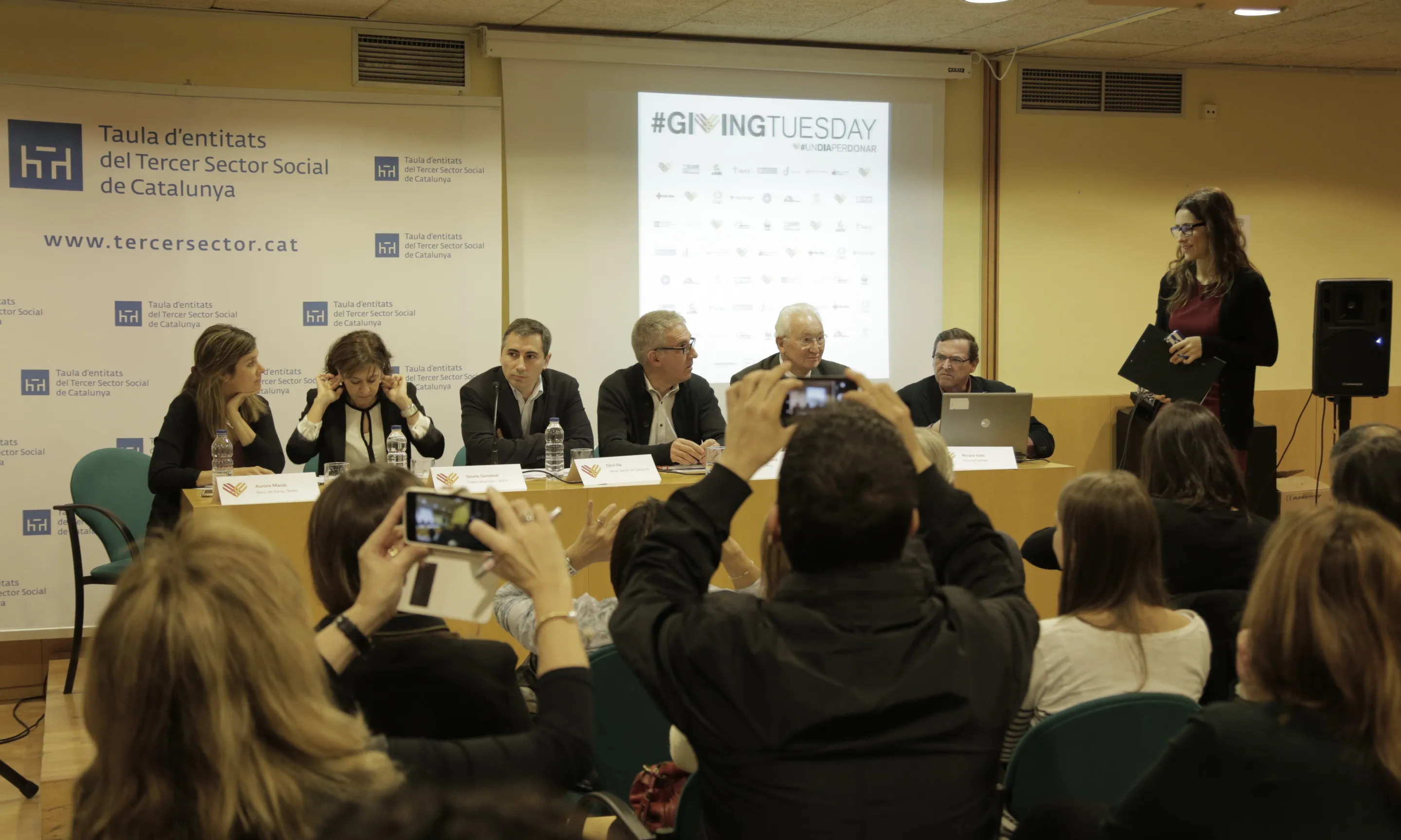 Roda de premsa de presentació del #GivingTuesday, amb impulsors i caps d'entitats a la taula d'invervencions  (Font: Giving Tuesday)