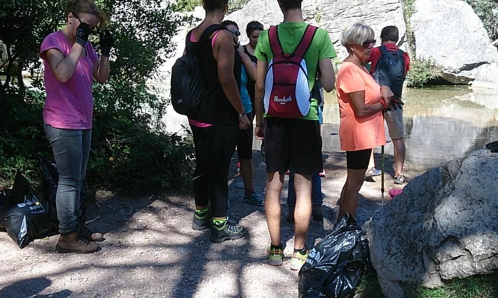 Els treballadors de Gomà Camps en una acció de voluntariat ambiental al riu Brugent (imatge:Associació Cen)