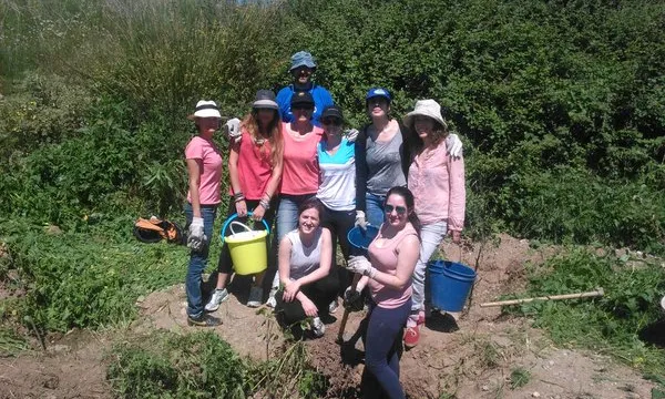 Treballadors de l'empresa Surkana van col·laborar en la restauració del riu Congost (imatge:Associació Habitats)