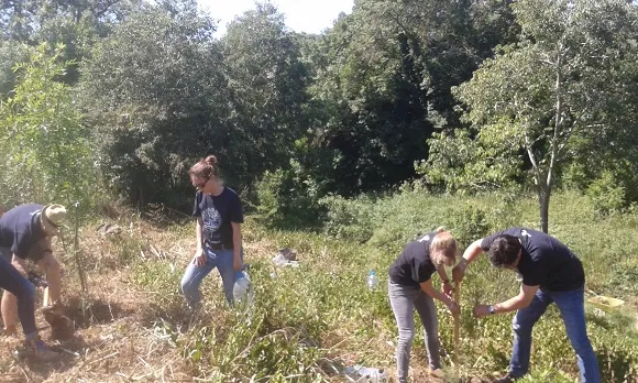 Treballadors de Timberland van dedicar una jornada a col·laborar amb l'Associació Ambiental La Sinia (imatge: riugaia.cat)