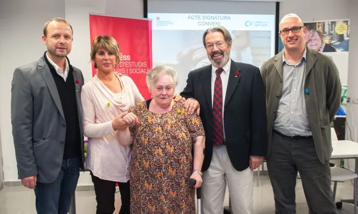 Foto del dia de la signatura del conveni de l'entitat amb la Universitat de Vic