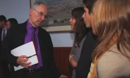 El Síndic, Rafael Ribó, parlant amb uns joves. Font: vídeo de presentació al web del Síndic de Greuges