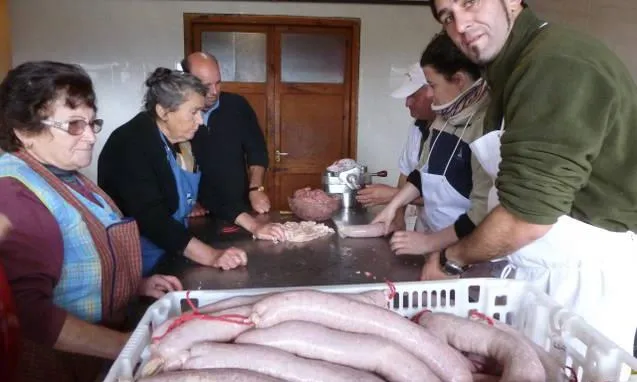 Societat Gastronòmica dels Pirineus fent butifarres.