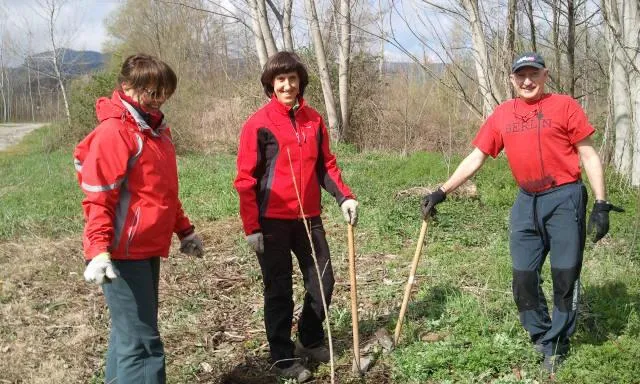 Voluntaris del Centre d'Estudis Voltreganès plantant vegetació de ribera a Les Màsies de Voltregà, amb el Museu del Ter (imatge:Museu del Ter)