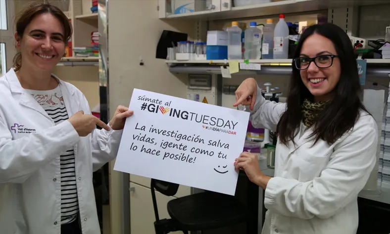 Investigadores de la Vall d'Hebron, un dels projectes del #GivingTuesday, amb un cartell promocional per al "Dia per donar" (Font: Giving Tuesday)