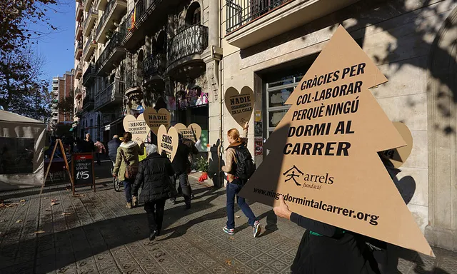 Ningú dormint al carrer. Font: Flickr Arrels Fundació