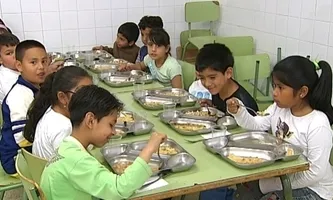 Infants en un menjador escolar. El curs passat, 11.000 infants i joves menors de 18 anys van rebre una beca menjador. Nombre, però, lluny encara d'arribar a la totalitat de famílies que la necessitarien. (Font: flickr.com)