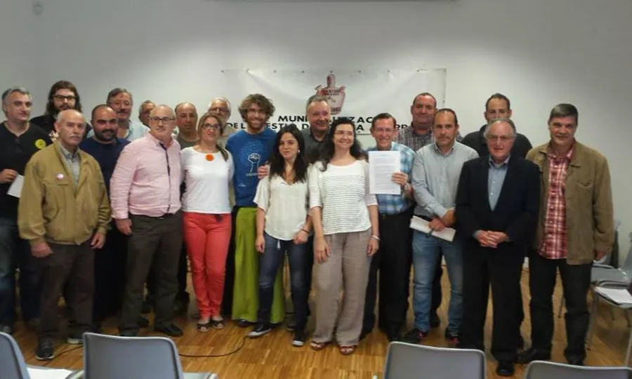 Representats d' "Aigua és vida" signant el pacte social de l'aigua a Terrassa al maig del 2015 (imatge:aiguaesvida.org)