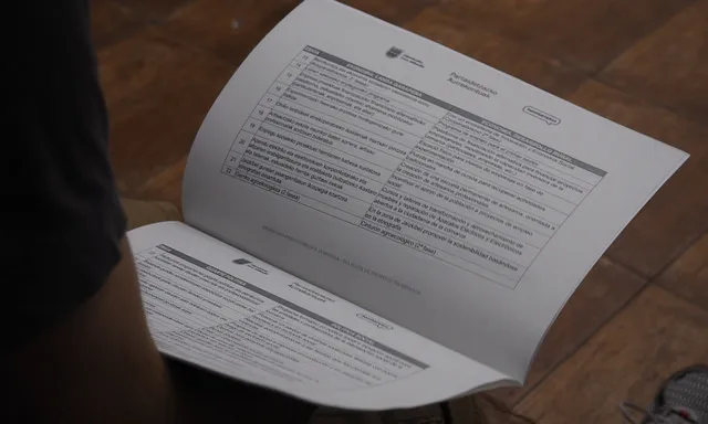 Mirant el pressupost municipal en una assemble a Bidasoa, al País Basc. Autoria: Angula Berria