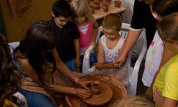 Nens i nenes participant en un taller d'artesania. Autor: Juan Carlos, font: Flickr