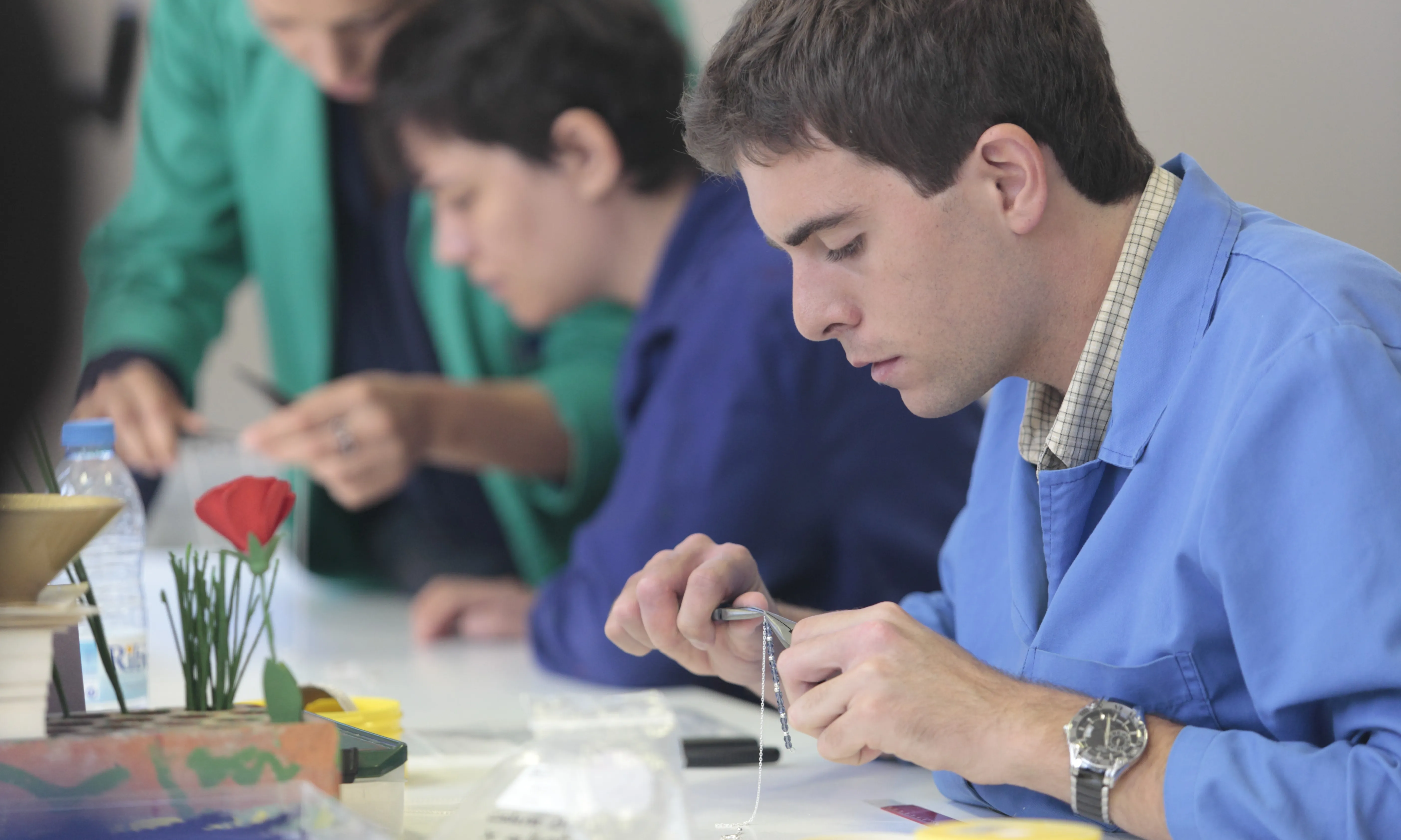 Taller de teràpia ocupacional amb bijuteria d'artesania (Font: Fundació Ramon Noguera)