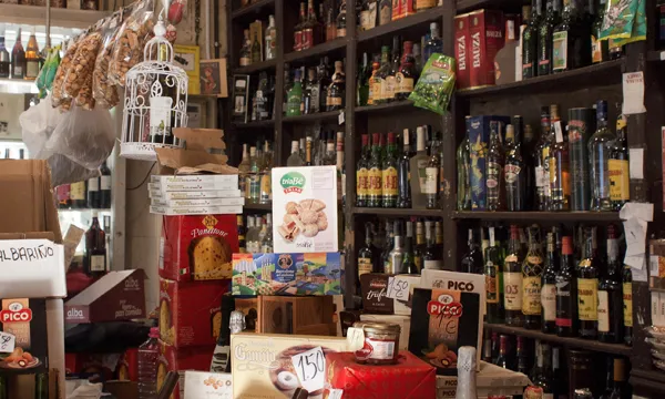 Una de les botigues de queviures del  Raval