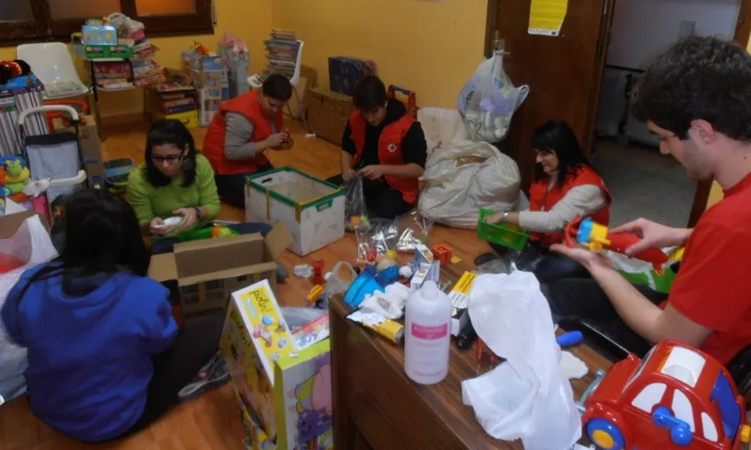 Voluntaris de Creu Roja Joventut de Lleida classificant joguines
