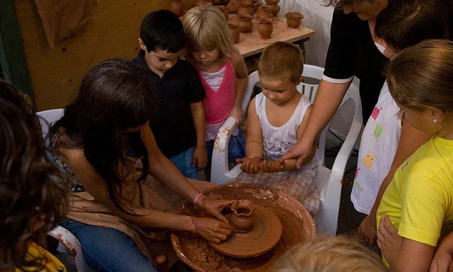 Nens i nenes participant en un taller d'artesania. Autor: Juan Carlos, font: Flickr