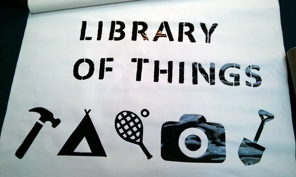 La "Biblioteca de les Coses" (Library of Things), projecte iniciat per uns joves a Londres, podria ser considerada com a experiència d'emprenedoria social