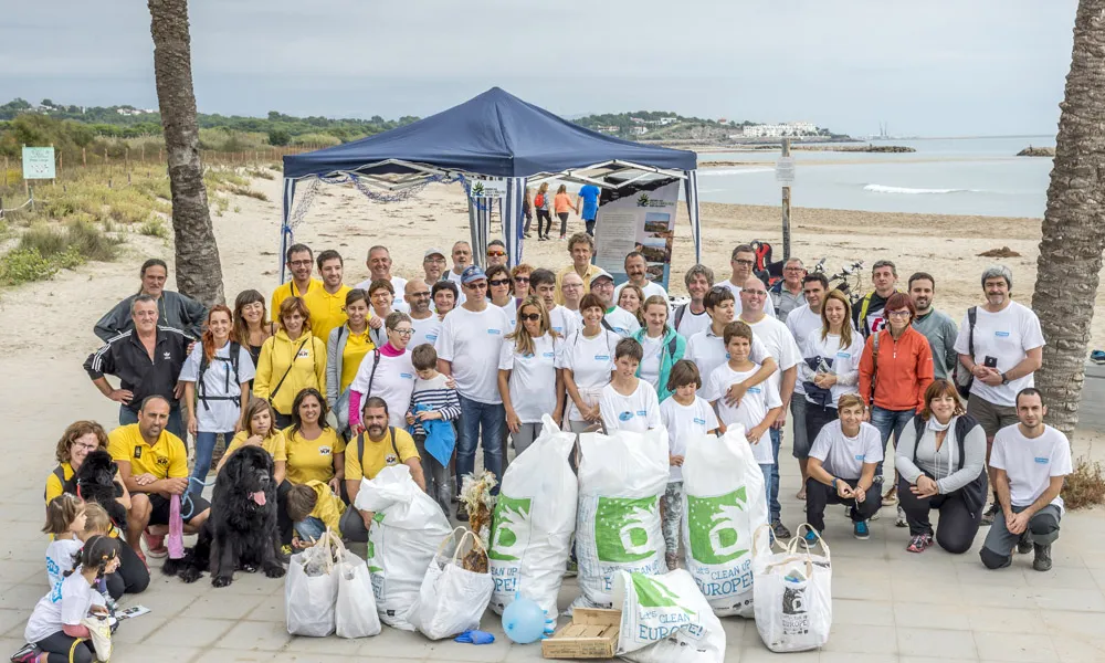 Voluntariat contra els residus als espais naturals, al Let's Clean Up (iamtge:collsmiralpeix.cat)