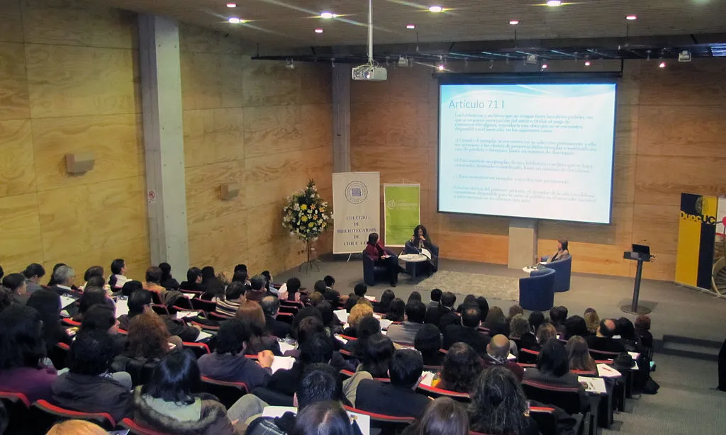 Intervenció d'un ponent en un seminari. Font: Wikimedia