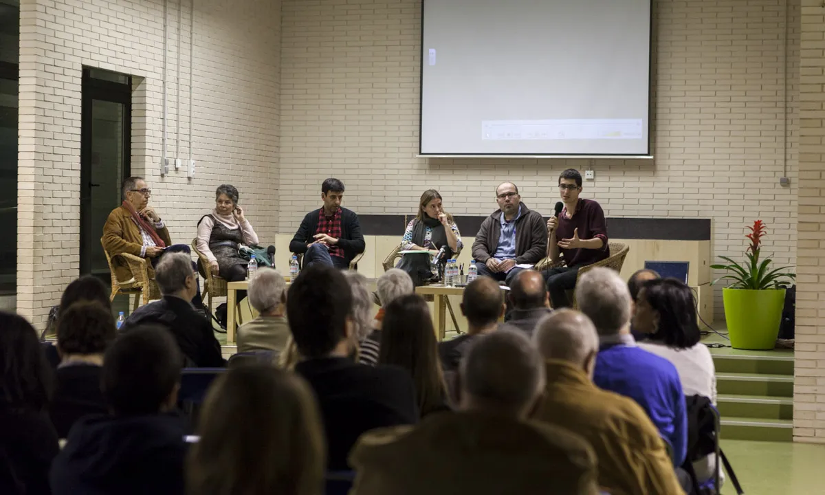 Foto: La taula de presentació del llibre ‘Educacions’ a l’Escola Drassanes de Barcelona, d'Enric Català