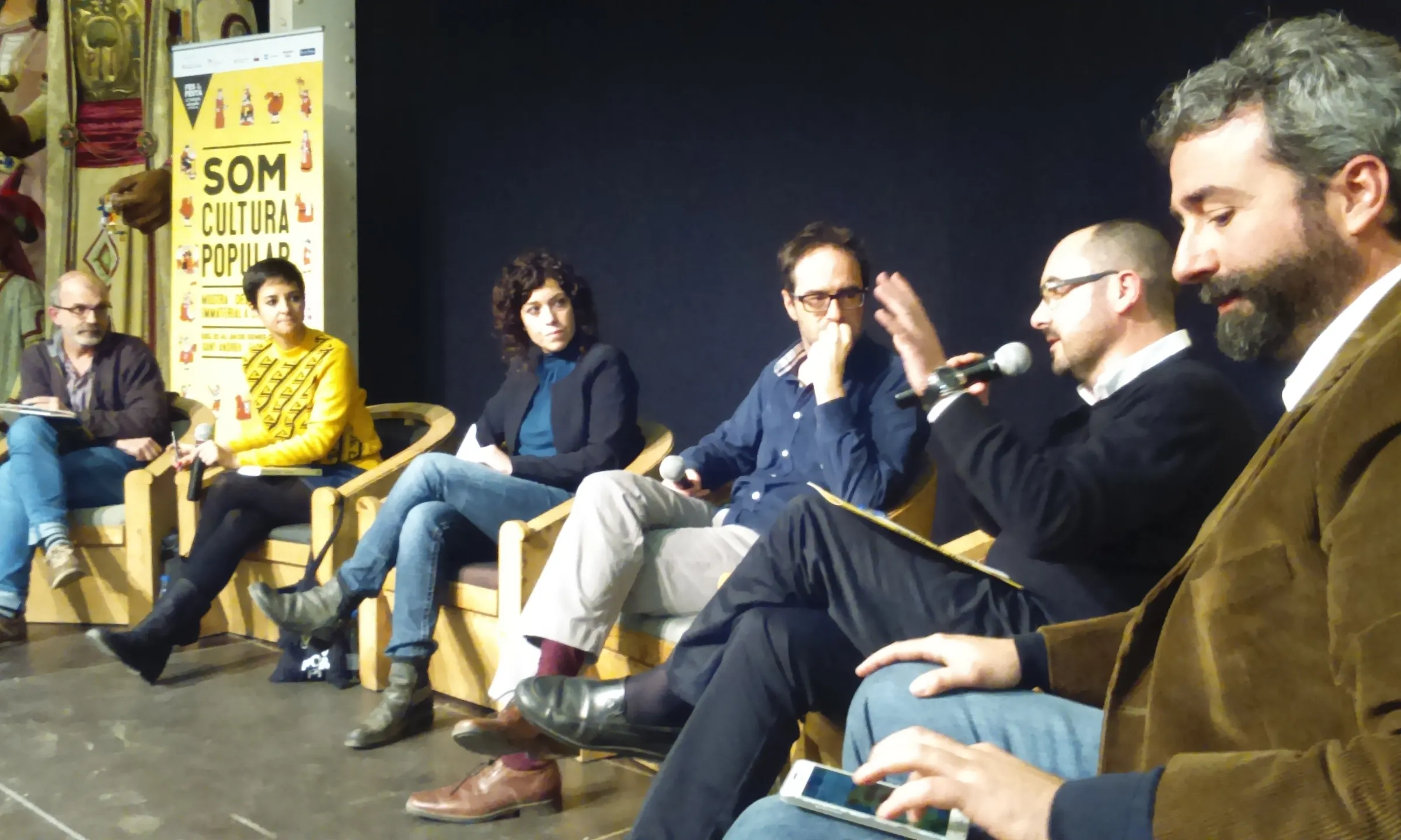 Periodistes i agents de la cultura popular van reflexionar a l'escenari de la Fabrica de Creació (foto: FAC).