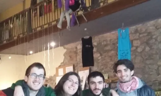 Quatre dels membres de la Junta que han respost l'entrevista: el Joan Codina, l'Helena Xandri, l'Arnau Cànovas i l'Albert López. Dalt de tot, el mític alien de l'Ateneu