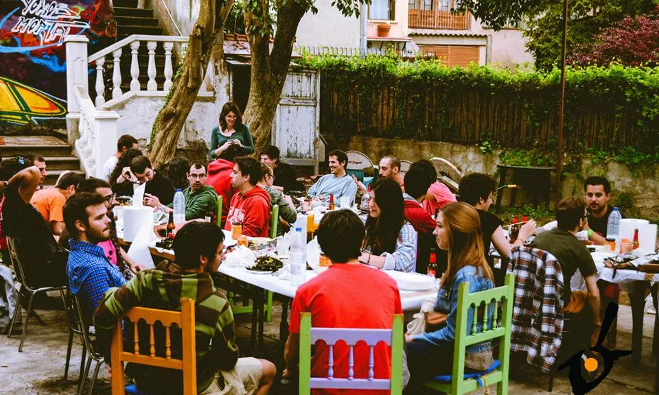 Sobretaula de calçotada al pati de l'entitat