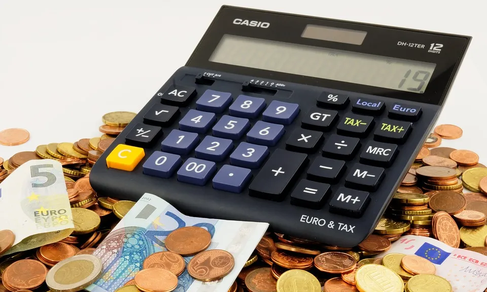 Imatge calculadora i monedes. Font: Pixabay 
