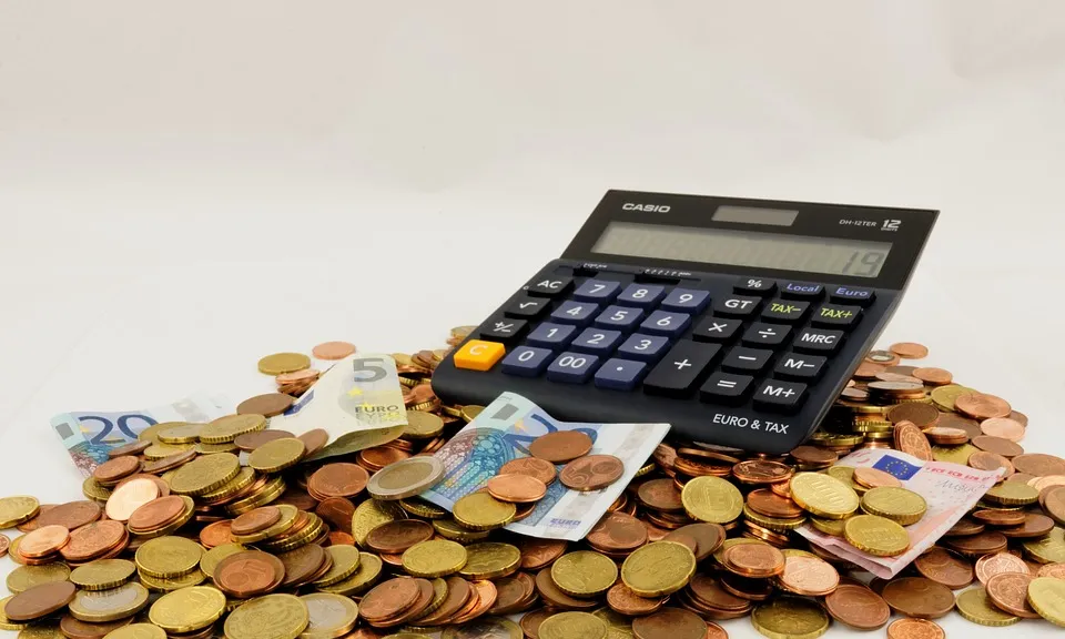 Imatge monedes i calculadora. Font: Pixabay  