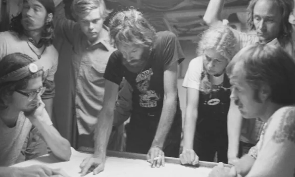 L'organització i la dinàmica del grup són un dels arguments del film (imatge:howtochangetheworldmovie)