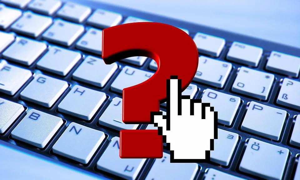 Imatge interrogant i teclat ordinador. Font: pixabay 