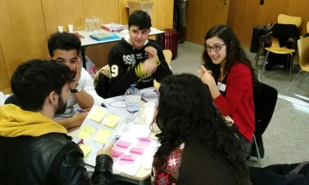 Grup de joves treballant en equip