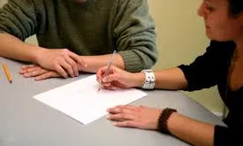 Trobada entre una voluntària i un home intern en un centre de justícia (Font: FAS)