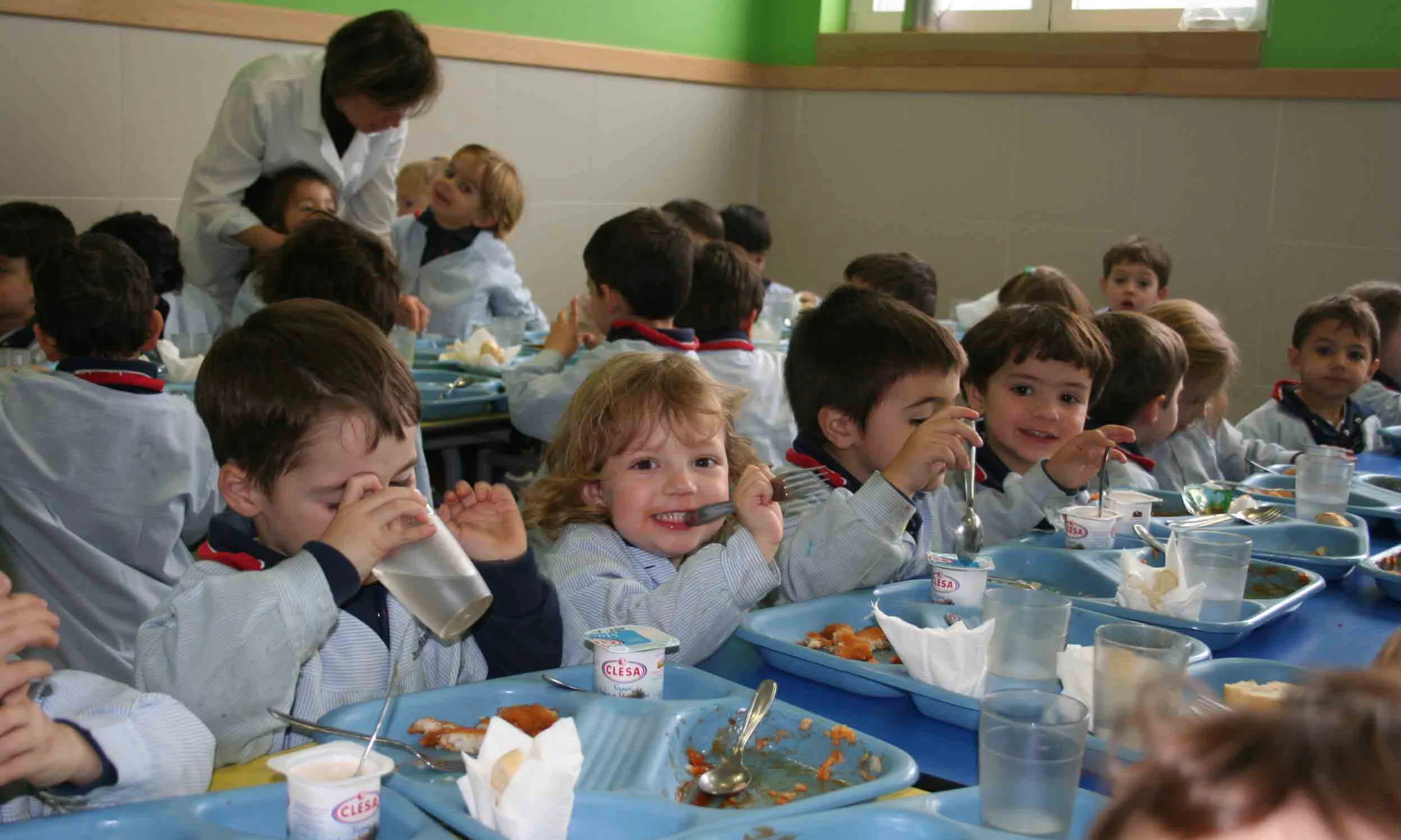 Imatge d'infants en el menjador escolar. Font: web xarxanet.org