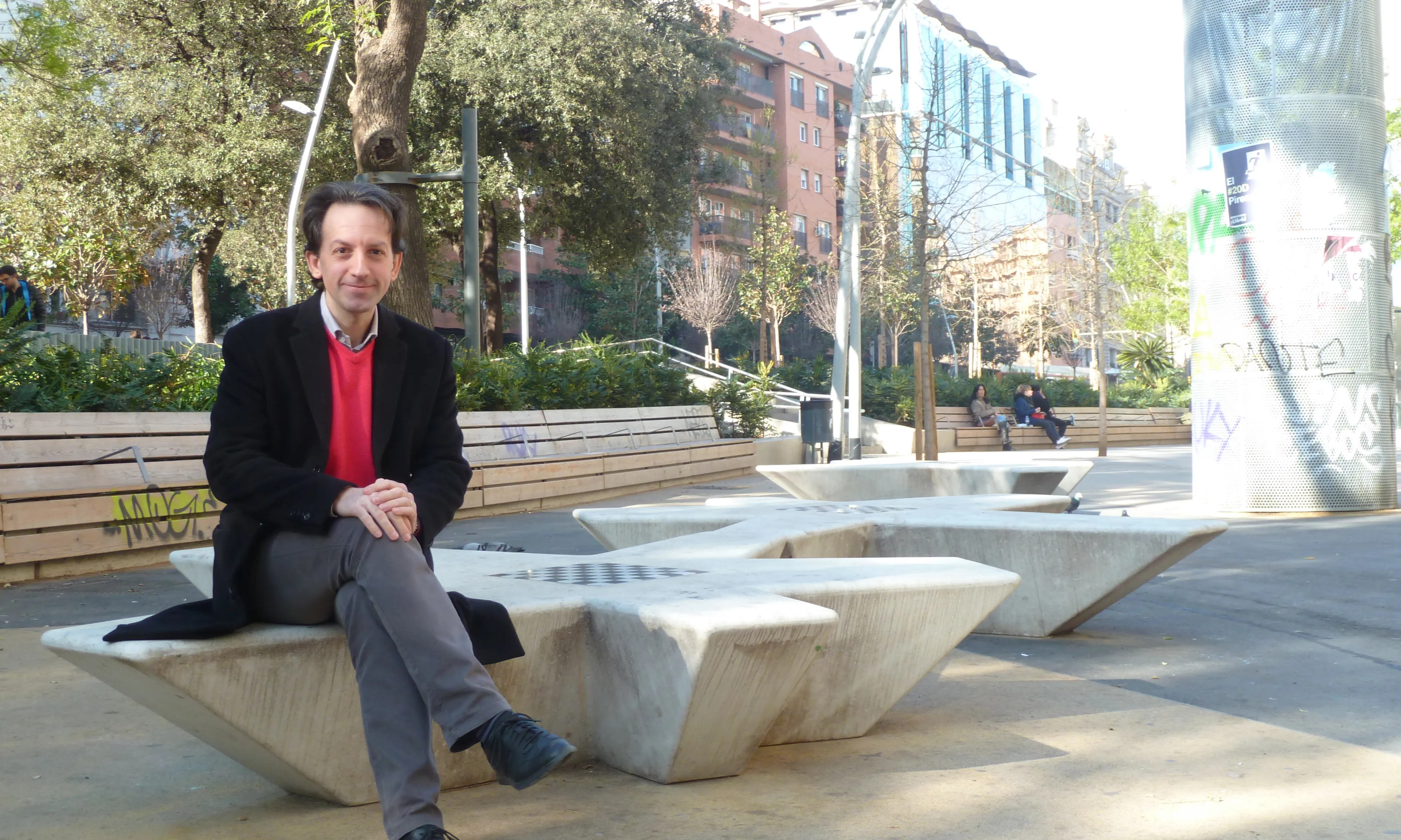 Diego, en un banc de la plaça Gala Placídia de Barcelona (Font: FAS)