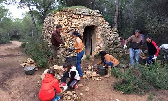 Voluntaris i voluntàries restaurant una cabana de pedra seca a Altafulla amb l'Associació Ambiental La Sínia (imatge:riusgaia.cat)