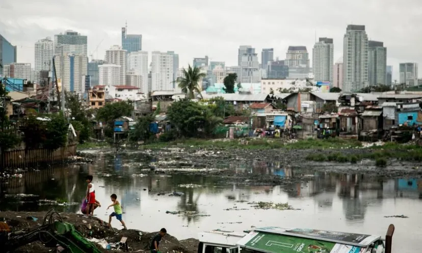 Fotografia de capçalera de l'informe: barraques a Tondo, Manila. Autor: Dewald Brand