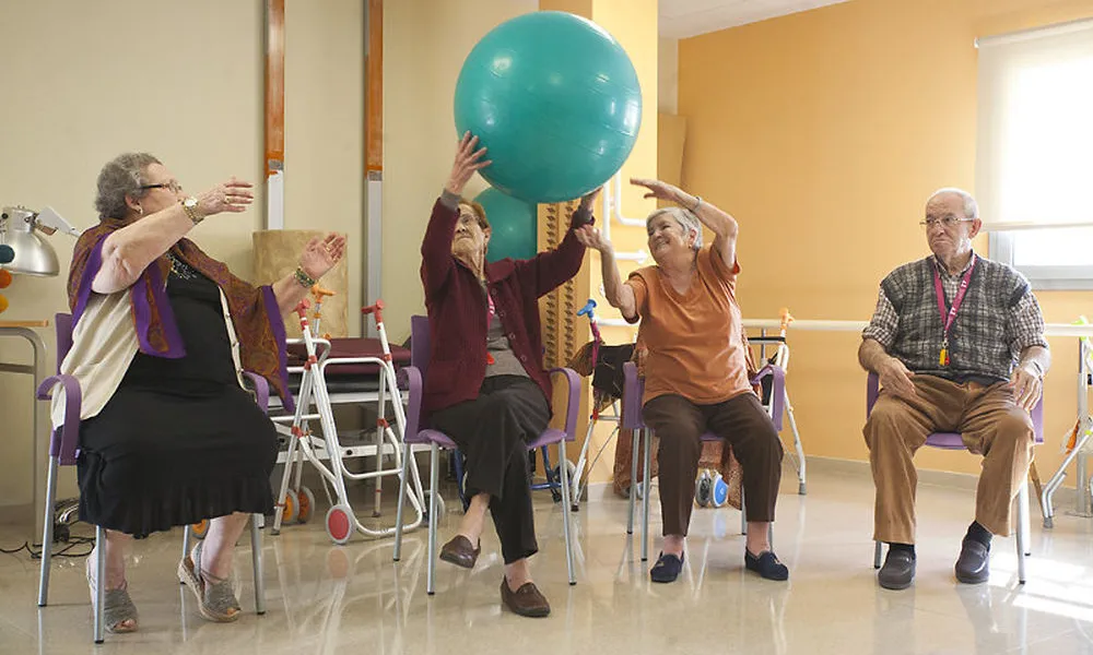 Imatge persones grans fent exercici. Font: web ara.cat