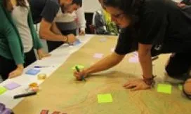Voluntàries del programa de Justícia de la Fundació Autònoma Solidària fent un cartell per a una activitat a un centre (Font: FAS)