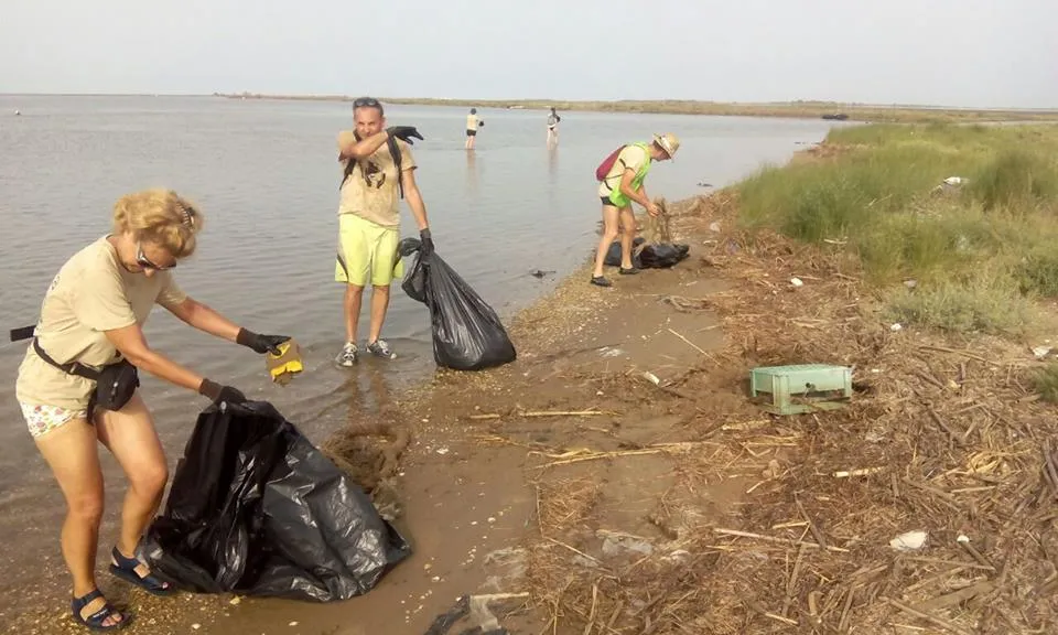 Els voluntaris i les voluntàries en una jornada de neteja (imatge:voluntarisPNDE)