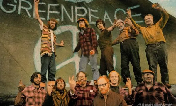 El grup de voluntaris de Greenpeace dels primers anys de l'entitat (imatge:howtochangetheworldmovie.com)  