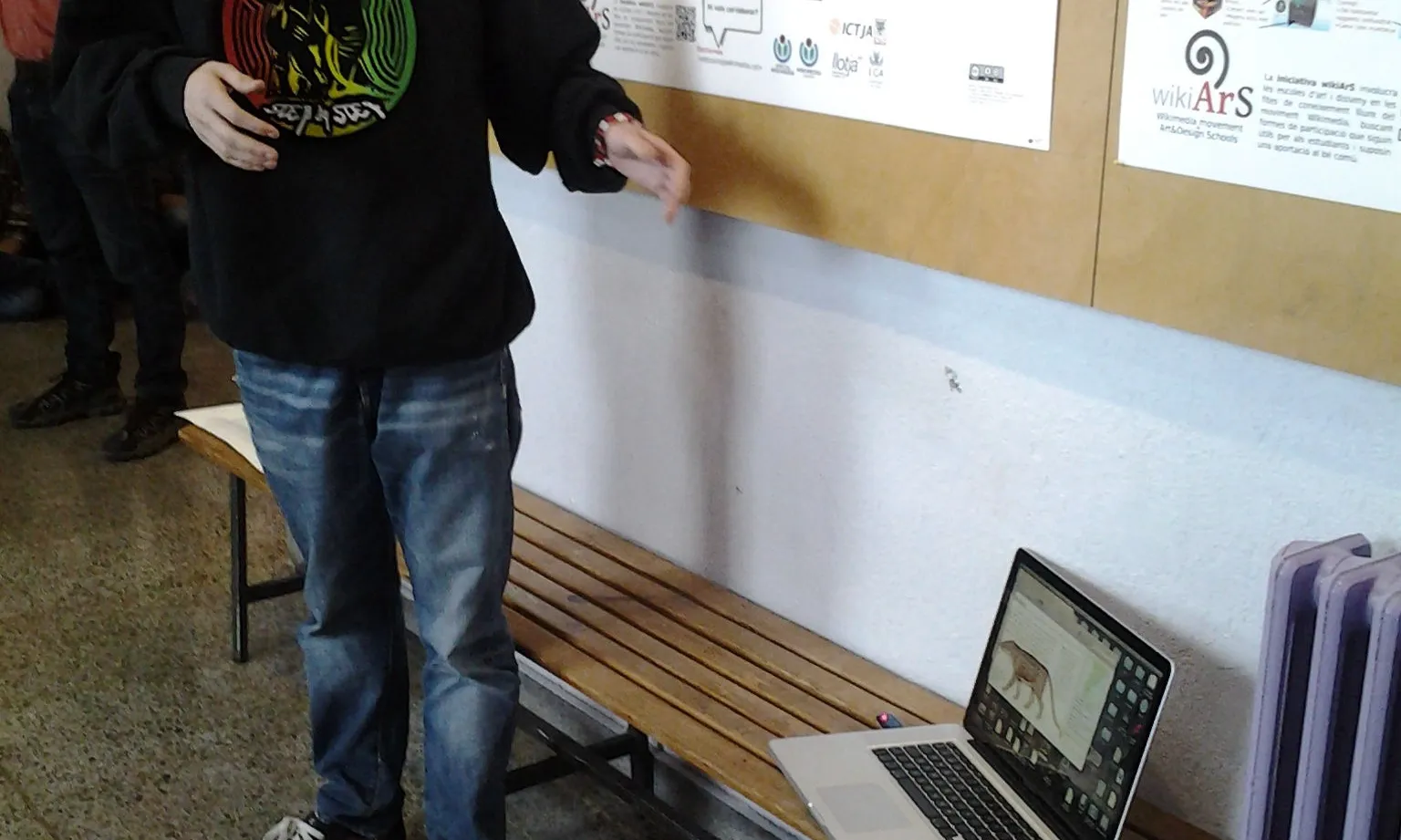 Ponent en una xerrada informativa. Font: Wikimedia