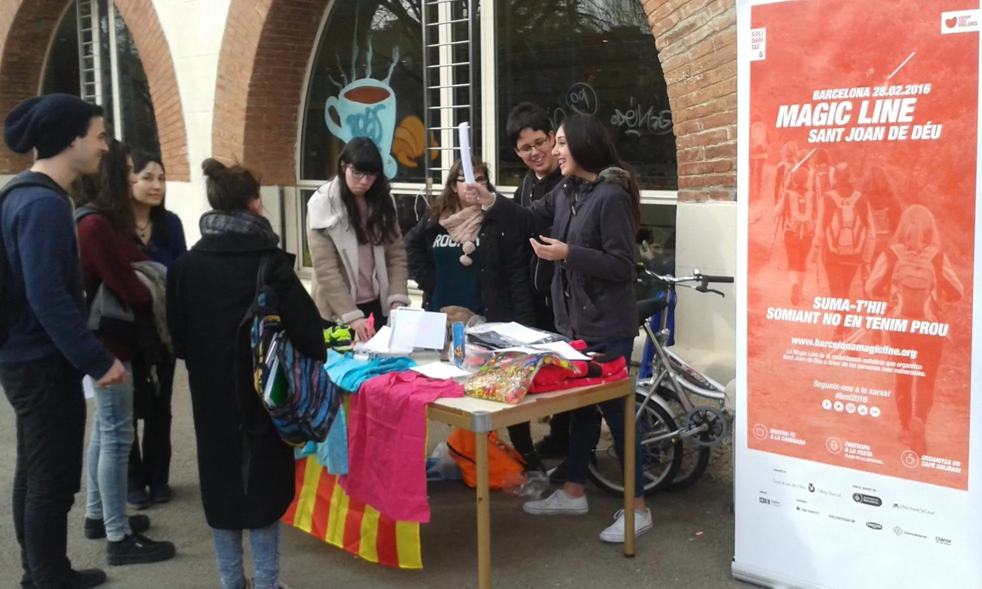 "Mercadillo" organitzat per alumnes i professors del Institut Vall d'Hebron