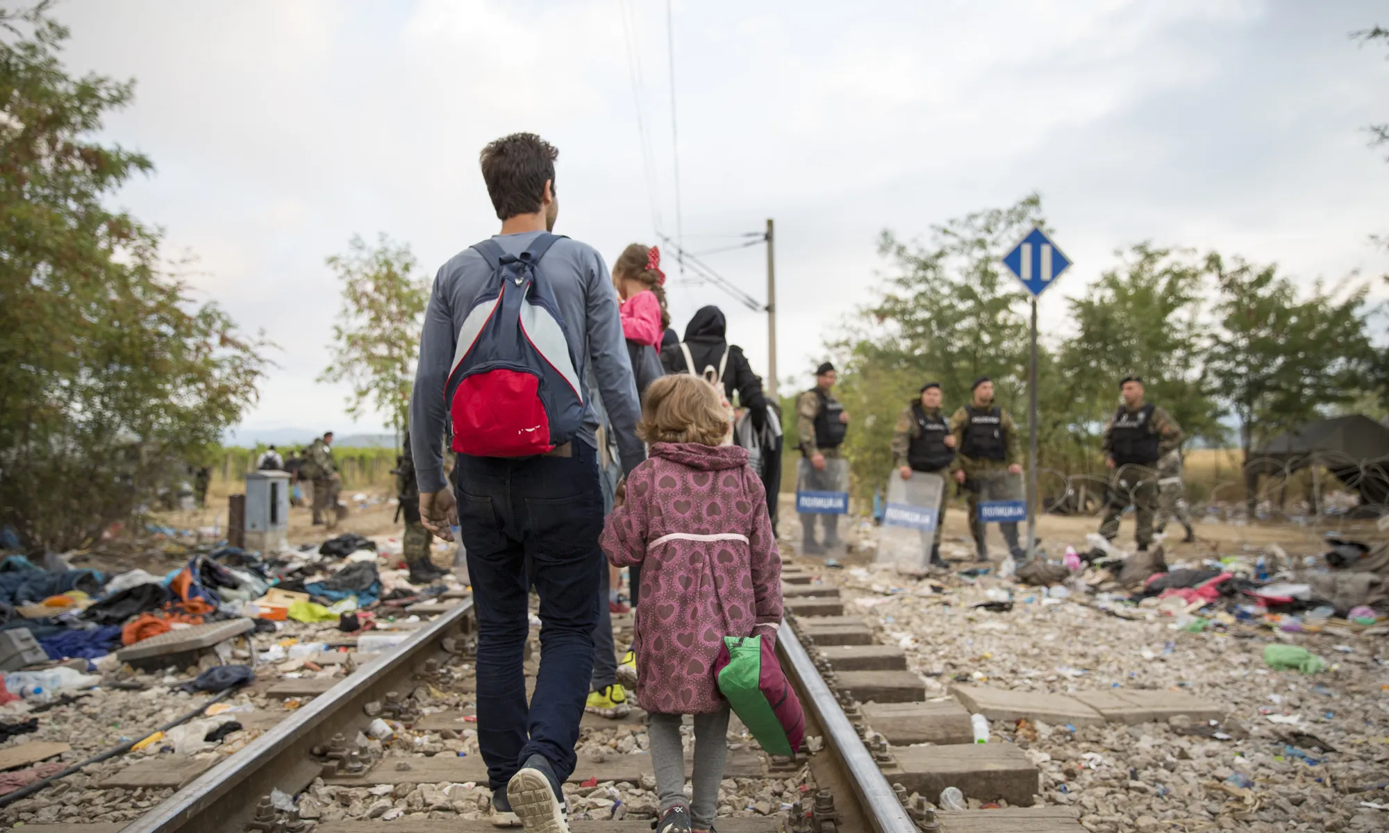 Refugiats creuen la frontera entre Macedònia i Grècia